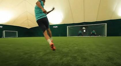 Ο Ντιέγκο Κόστα σουτάρει σε… δυο τερματοφύλακες! (video)