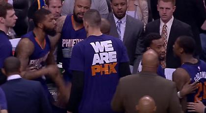 Στα χέρια παίκτες των Σανς στη διάρκεια τάιμ άουτ