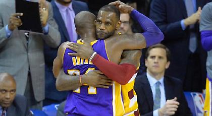 Ο Κόμπι έδωσε τα παπούτσια του στον Λεμπρόν (pics)