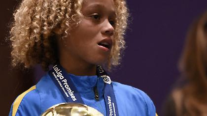 Ο 12χρονος με μαλλί Βαλντεράμα, «μοιράζει» σακούλες (video)