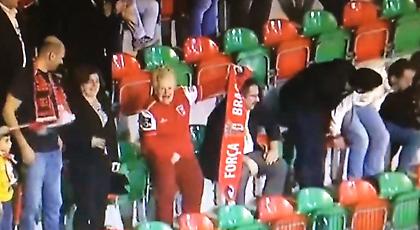 Απίστευτο: Γιαγιά-οπαδός κάνει χειρονομία στην κάμερα (video)