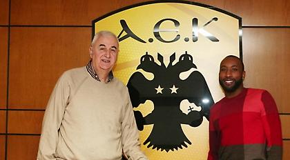 «Επίσκεψη» Χόλντεν στην ΑΕΚ