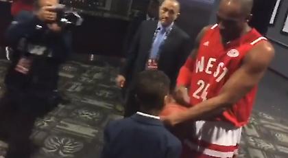 Μεγάλος και στη συμπεριφορά ο Κόμπι (video)