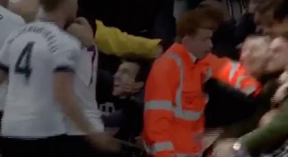 Γιαγιά είχε... Άγιο, όταν «πλακώθηκε» από οπαδούς της Τότεναμ (video)