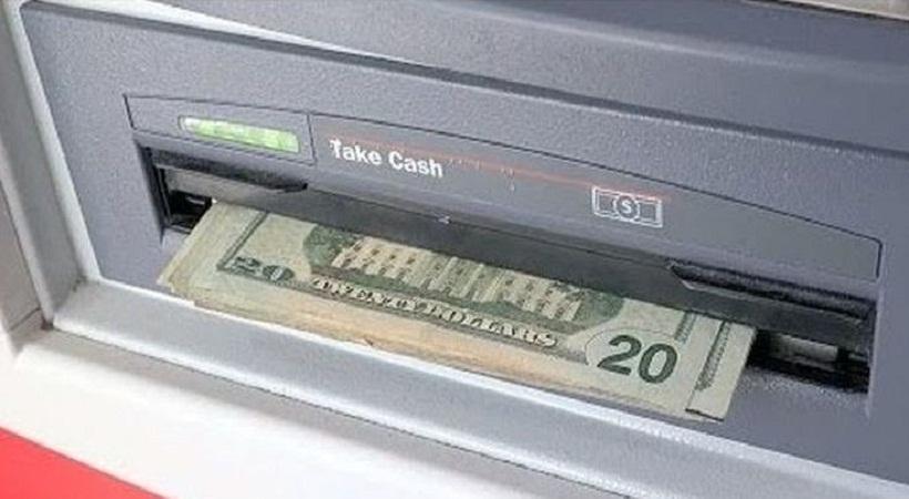 Τι κάνεις όταν βρίσκεις ξεχασμένα λεφτά στο ATM;