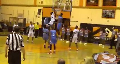 Τρομερό κάρφωμα από μικρόσωμο πιτσιρικά (video)