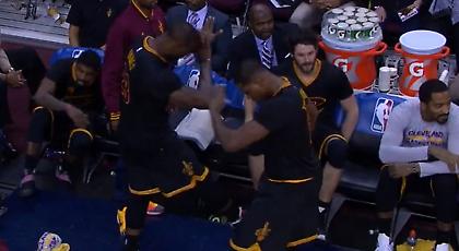 Δεν είναι χαιρετούσα, είναι... χορογραφία (video)