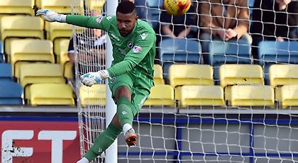 ΕΠΙΚΟ: Απόκρουση τερματοφύλακα με το κεφάλι (video)