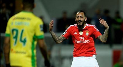 Οπαδός της Μπενφίκα γονάτισε μπροστά στον Μήτρογλου! (pics)