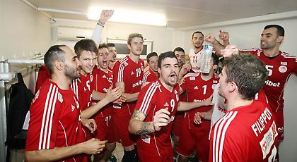 «Τρέλα» στα αποδυτήρια του Ολυμπιακού! (video)