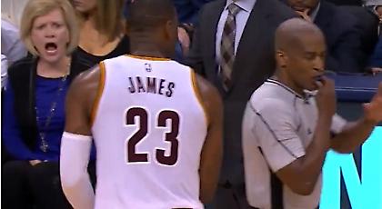 Γυναίκα φίλαθλος σε Λεμπρόν: «Σκάσε και κολύμπα!»