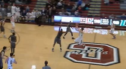 Τους έδειξε τα δόντια του με buzzer beater (video)