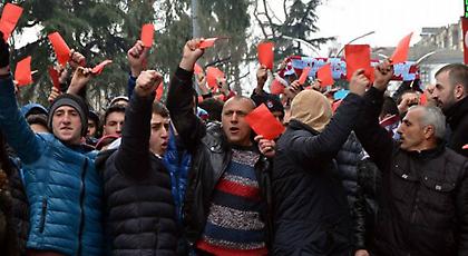 Στους δρόμους με κόκκινες κάρτες οι οπαδοί της Τράμπζονσπορ μετά τις 4 αποβολές!