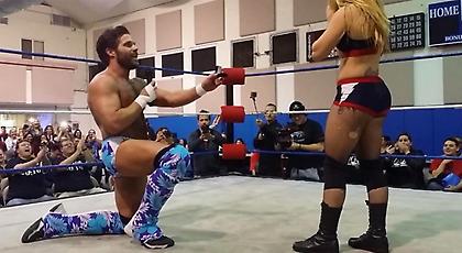 Της έκανε πρόταση γάμου και μετά την έβγαλε νοκ άουτ!  (βίντεο)