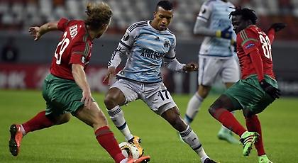 Ξεγλίστρησαν Φενέρ και Περέιρα