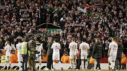 Παίκτες και οπαδοί της Άουγκσμπουργκ πανηγυρίζουν μετά το ματς με την Λίβερπουλ (video)