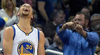 Απίθανη φωτογραφία: Ο «εξορκισμός» του Στεφ Κάρι