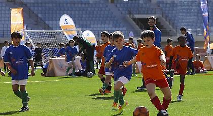 Όλη η χώρα γιορτάζει με ποδόσφαιρο!