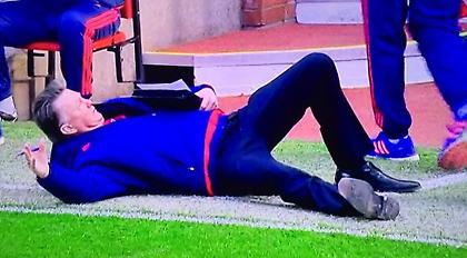 Απίστευτος Φαν Χάαλ: Έπεσε κάτω για να διαμαρτυρηθεί (video)