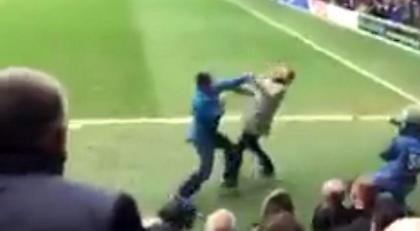 Πήγε στην εξέδρα των φιλοξενούμενων και τον… ξάπλωσαν! (video)