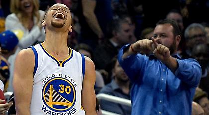 Ο Κάρι καταστρέφει το μπάσκετ; Όχι δα!