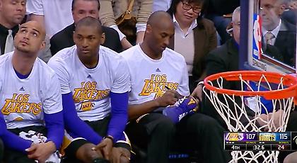 Υπέγραφε αυτόγραφα εν ώρα αγώνα ο Κόμπι