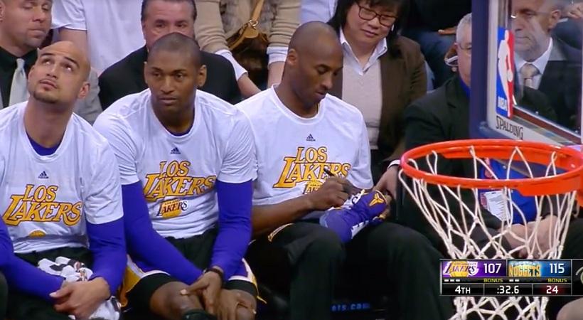 Υπέγραφε αυτόγραφα εν ώρα αγώνα ο Κόμπι