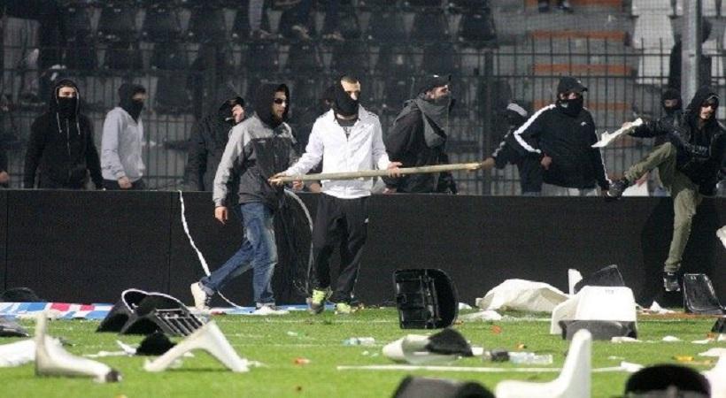Δεκαπέντε συλλήψεις και δώδεκα τραυματίες στην Τούμπα