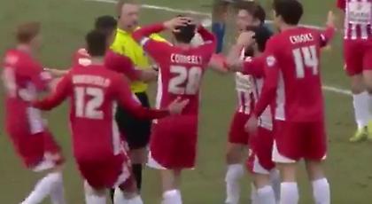 Δεν γίνονται αυτά: Σφύριξε λήξη ενώ… έμπαινε γκολ! (video)