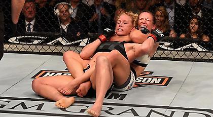 Έχασε από την Τέιτ τον τίτλο που πήρε από τη Ράουζι η Χολμ! (video)