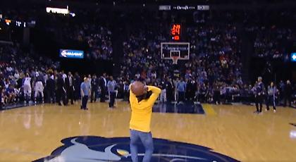 Έβαλε τρίποντο με… αράουτ και κέρδισε αυτοκίνητο (video)