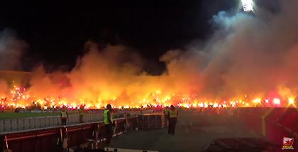Το... λαμπάδιασμα των οπαδών του Ερυθρού Αστέρα από άλλη γωνία! (video)