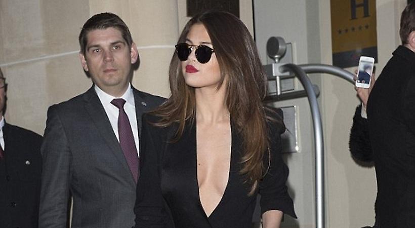 H Selena Gomez «ξέχασε» να φορέσει εσώρουχα (pics)