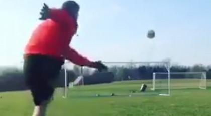 Τέλεια χτυπήματα φάουλ… από πίσω! (video)