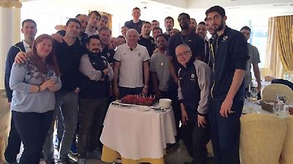 Τούρτα-έκπληξη στον Ομπράντοβιτς για τα γενέθλιά του (pics)