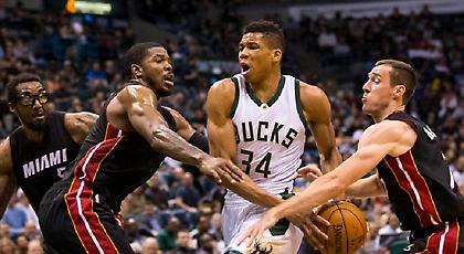 Κάρφωσε και τον Γουέιντ ο Giannis