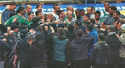 Ένα με την ομάδα η «Θύρα 13» στο ΟΑΚΑ (pic)