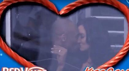 Ο Κόμπι δεν είπε όχι στην «Kiss Camera» (video)