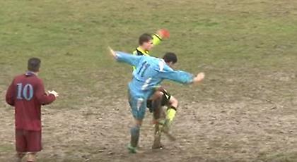 Απίστευτη κλωτσιά παίκτη σε διαιτητή! (video)