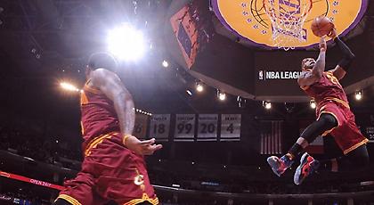 Κάρφωμα από τον ΛεΜπρόν με highlight αλά All Star Game (video)