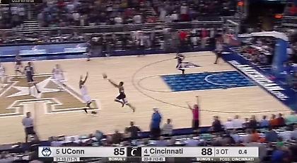 Επικό ματς με τέσσερις παρατάσεις και απίθανο τρίποντο στο NCAA (video)