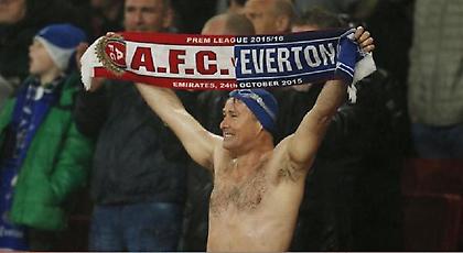 Οπαδός της Έβερτον με μαγιό και σκουφάκι πόλο στο γήπεδο! (pics)