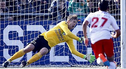 Όχι μόνο επέστρεψε, αλλά έπιασε και πέναλτι ο 45χρονος Φαν Ντερ Σαρ! (pics/video)