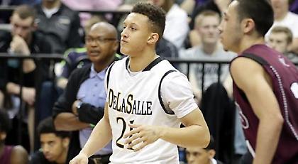 Λυκειόπαιδο δεν ξεκολλά τα μάτια του από όμορφη ρεπόρτερ