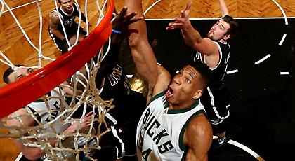 Ο μικρός Αντετοκούνμπο καμαρώνει για τον Γιάννη