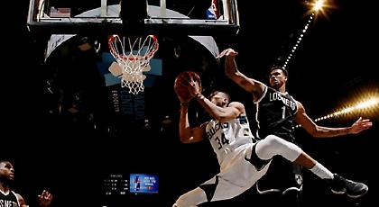 Τέσσερις θέσεις στο Top 10 ο Αντετοκούνμπο (video)