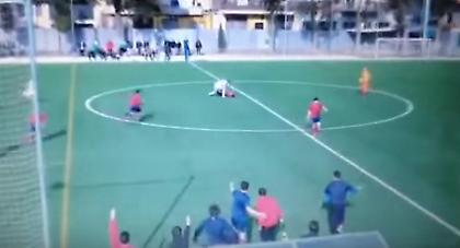 Έπεσαν «μπουκέτα» σε ερασιτεχνικό στην Καταλονία (video)