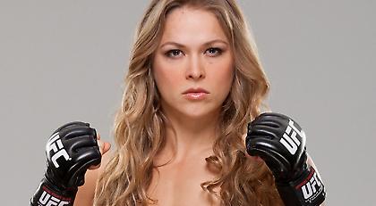 Η Ράουζι… δαγκώνει και πάλι. Κυριολεκτικά! (video)