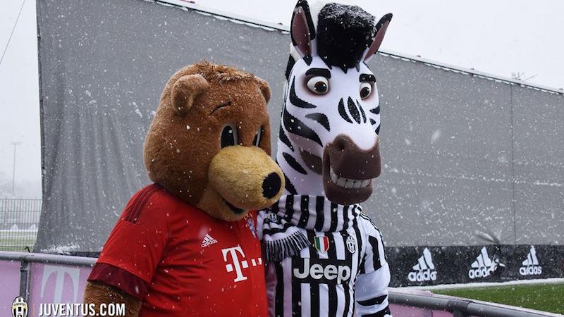 «Κολλητάρια» ο αρκούδος της Μπάγερν και η ζέβρα της Γιούβε (pics/video)