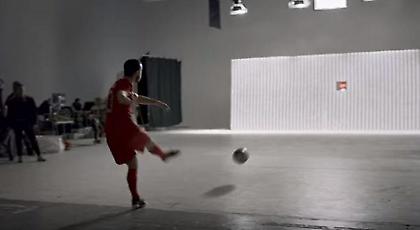 Ο Αζάρ περνάει την μπάλα από την τρύπα… του φλιτζανιού! (video)